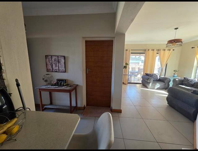 3 BEDROOM CLUSTER FOR SALE IN POMONA